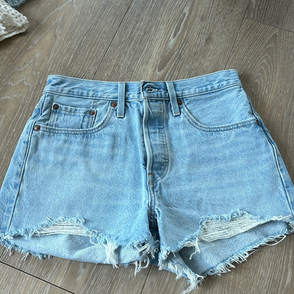 LEVIS JEAN SHORTS SIZE 27 BRAND NEW
